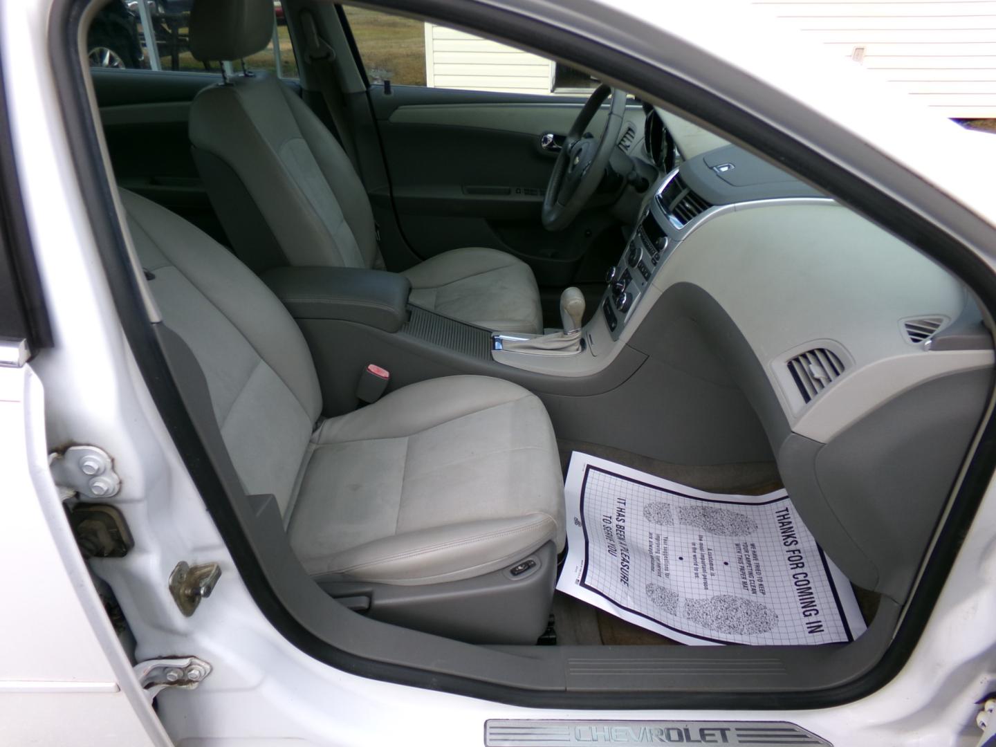 2009 White /Gray Chevrolet Malibu LT (1G1ZJ57779F) with an 3.6L engine, automatic transmission, located at 401 First NE, Bearden, AR, 71720, (870) 687-3414, 33.726528, -92.611519 - Photo#15